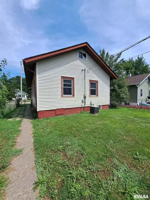 2319 7th St, Moline, IL 61265 photo 4