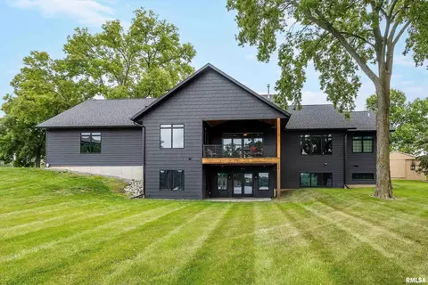 1515 Canal Shore Dr SW, Le Claire, IA 52753