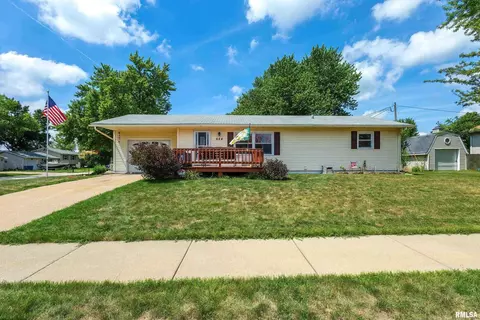 624 S 3rd St, Eldridge, IA 52748 photo 2