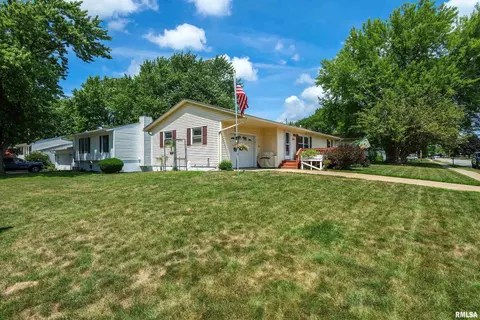624 S 3rd St, Eldridge, IA 52748 photo 4