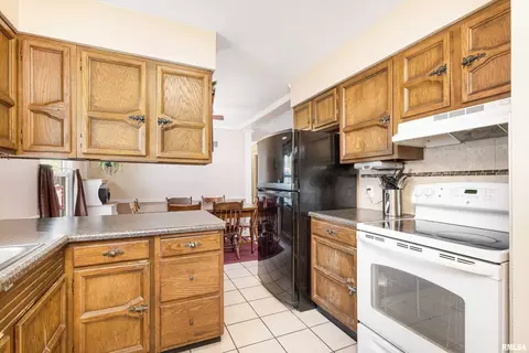 624 S 3rd St, Eldridge, IA 52748 photo 11