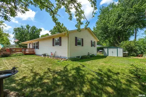 624 S 3rd St, Eldridge, IA 52748 photo 3