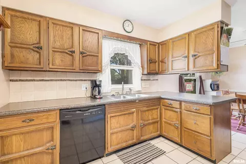 624 S 3rd St, Eldridge, IA 52748 photo 12