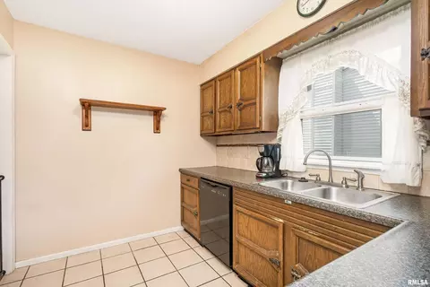 624 S 3rd St, Eldridge, IA 52748 photo 10