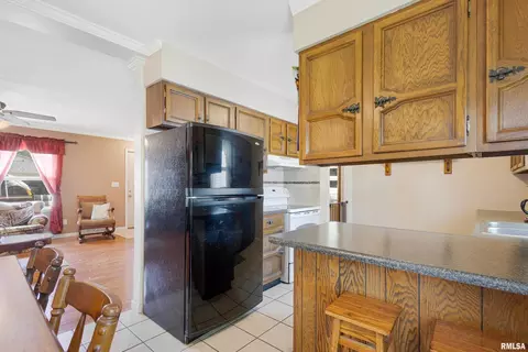 624 S 3rd St, Eldridge, IA 52748 photo 9