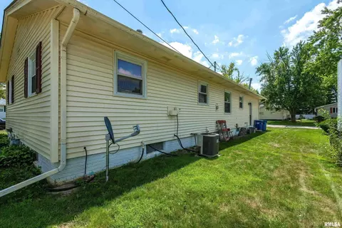 624 S 3rd St, Eldridge, IA 52748 photo 26