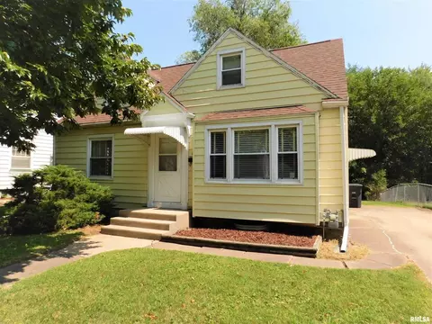 17 Blackhawk Hills Ct, Rock Island, IL 61201