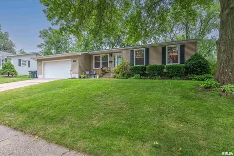 4211 Wittman Dr, Davenport, IA 52806