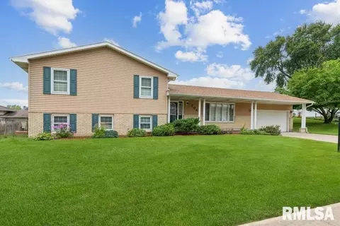 708 N 10th St, Clinton, IA 52732