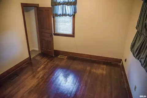 106 E Washington St, Mendon, IL 62351 photo 5