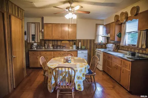 106 E Washington St, Mendon, IL 62351 photo 4