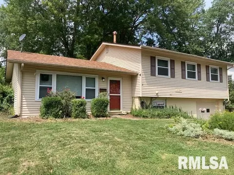 1724 Fairmeadows Dr, Bettendorf, IA 52722