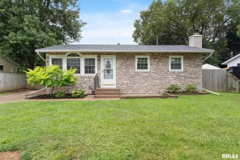6806 Ridge Dr, Davenport, IA 52806