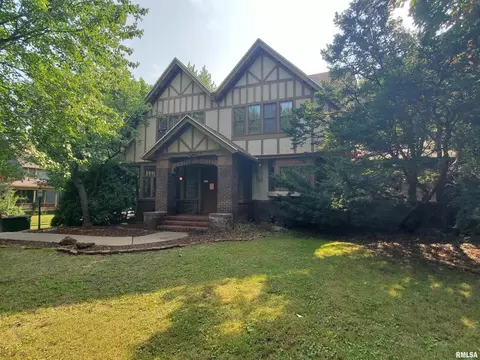 2221 Brady St, Davenport, IA 52803