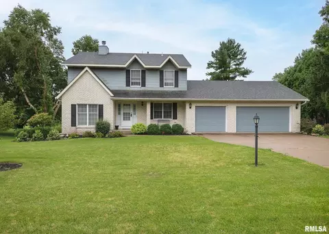 1040 Carriage Place Dr, Bettendorf, IA 52722