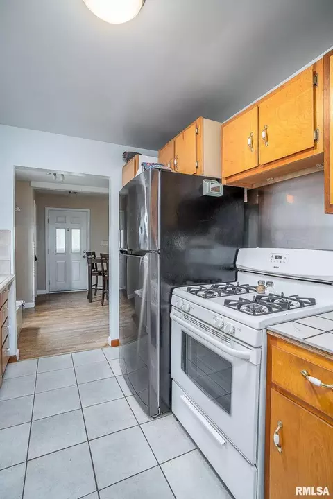 914 10th St, Silvis, IL 61282 photo 7