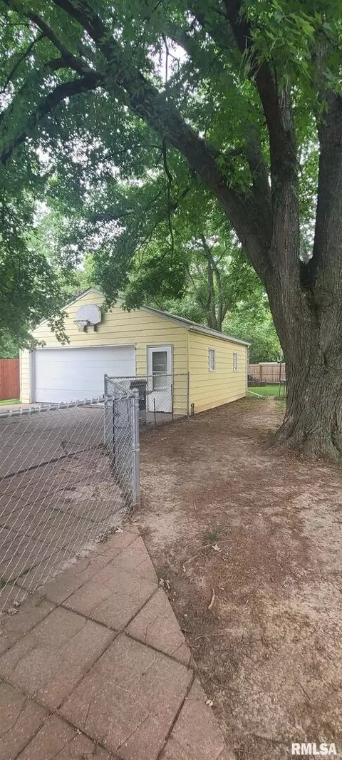 914 10th St, Silvis, IL 61282 photo 13