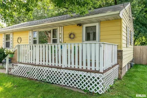 914 10th St, Silvis, IL 61282 photo 2