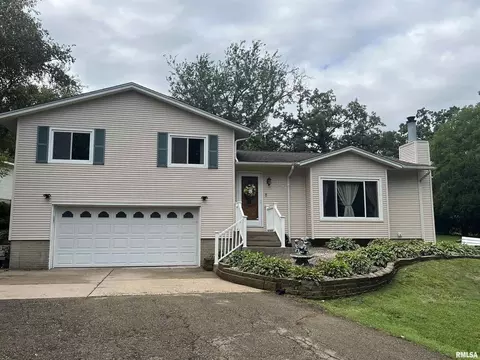 1629 Harrison Dr, Clinton, IA 52732