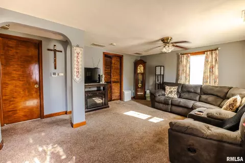 2316 47th St, Moline, IL 61265 photo 4