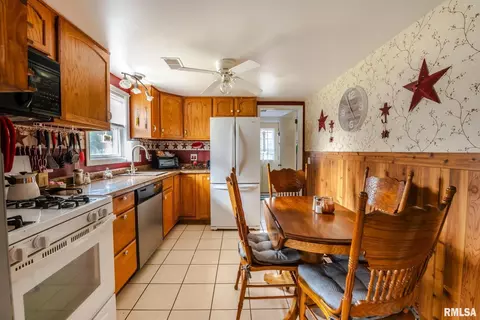 2316 47th St, Moline, IL 61265 photo 7