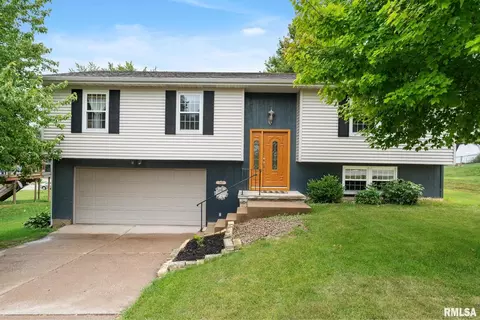 3807 Fairhaven Rd, Davenport, IA 52807