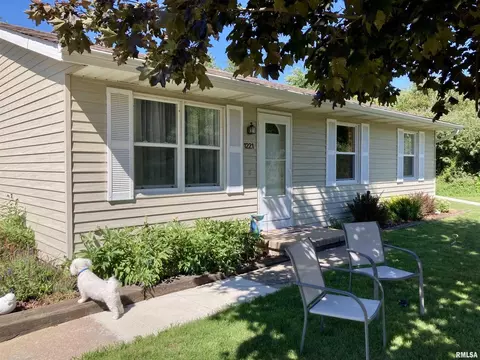 1221 W 101st Avenue Ct, Rock Island, IL 61201