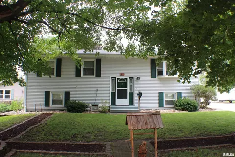 913 5th St, Colona, IL 61241