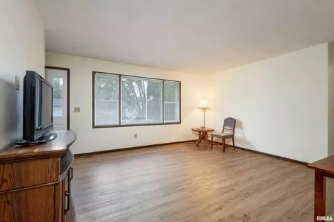 204 N 9th St, Eldridge, IA 52748 photo 5