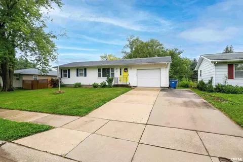 204 N 9th St, Eldridge, IA 52748 photo 2
