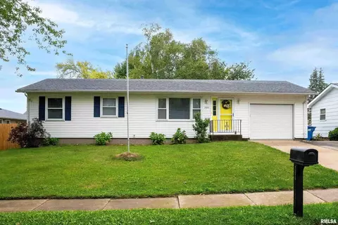 204 N 9th St, Eldridge, IA 52748