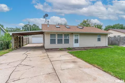 2811 W 70th St, Davenport, IA 52806
