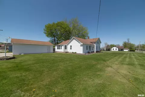 402 2nd St E, Andalusia, IL 61232
