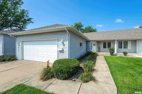3051 Maplewood Dr, Bettendorf, IA 52722