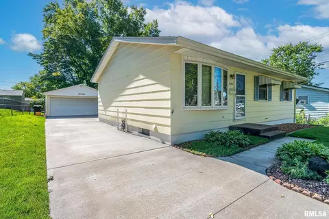 2815 Magnolia Dr, Bettendorf, IA 52722