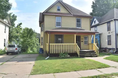 1005 Arlington Ct, Davenport, IA 52803