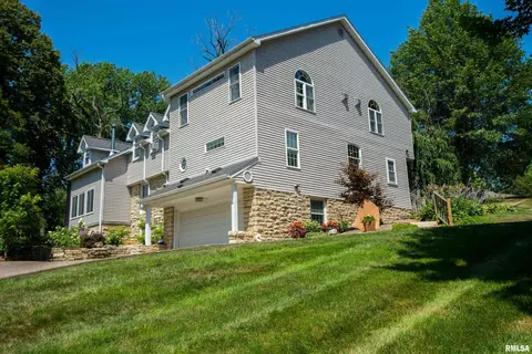 1016 Crescent Dr, Clinton, IA 52732