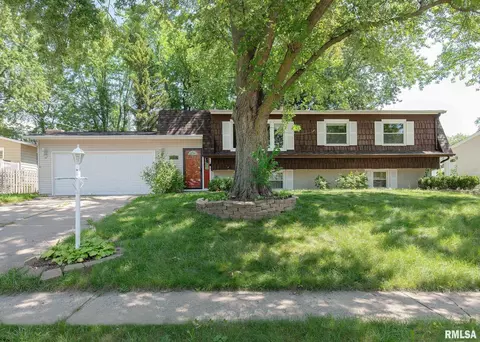 5011 Candlelight Dr, Davenport, IA 52806