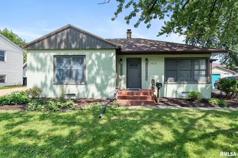 1810 E 32nd St, Davenport, IA 52807