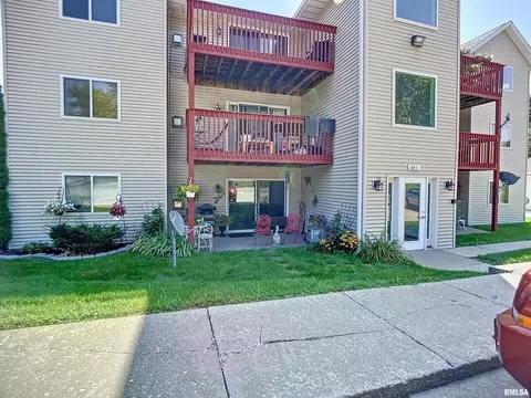 641 E 46th St #1A, Davenport, IA 52806