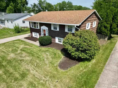 3301 Candlewick Dr, Bettendorf, IA 52722