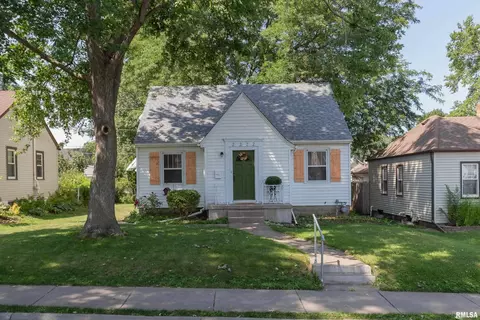 2222 Wilkes Ave, Davenport, IA 52804