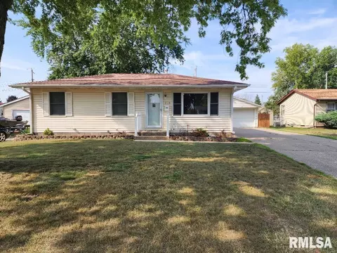 718 Middle Rd, Camanche, IA 52730
