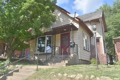226 18th Pl, Clinton, IA 52732
