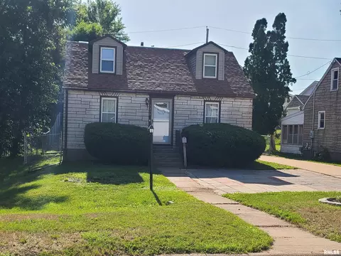 2373 N 9th St, Clinton, IA 52732