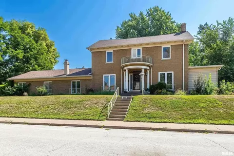 1905 Virginia Ave, Davenport, IA 52803