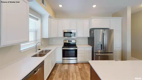 2592 Middle Rd #121, Bettendorf, IA 52722