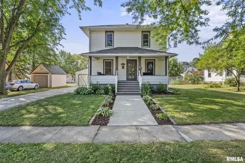 315 9th St, Dewitt, IA 52742