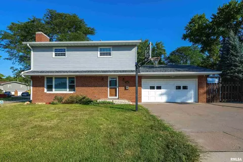 1604 Hillcrest Ave, Bettendorf, IA 52722