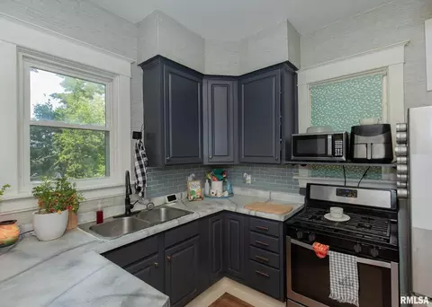 701 25th St, Moline, IL 61265 photo 4